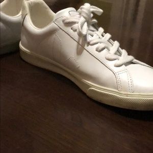 Ceja white sneakers with suede heel detail.